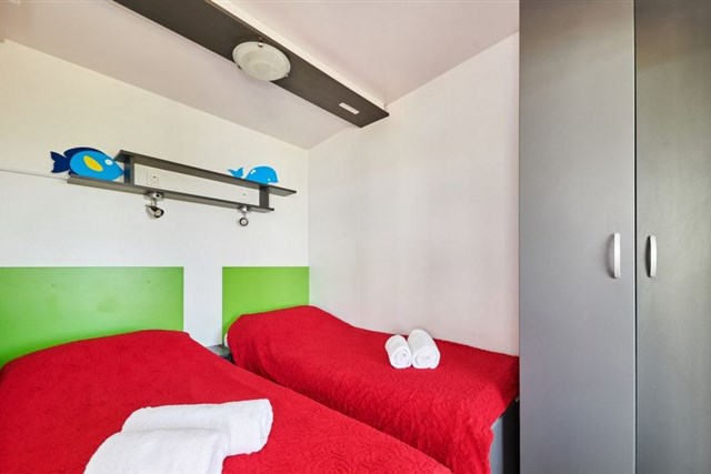 Mobilné domčeky KASTANIJA - dvě dvoulůžkové ložnice a denní místnost - typ M. HOME 4(+2) OLIVA
