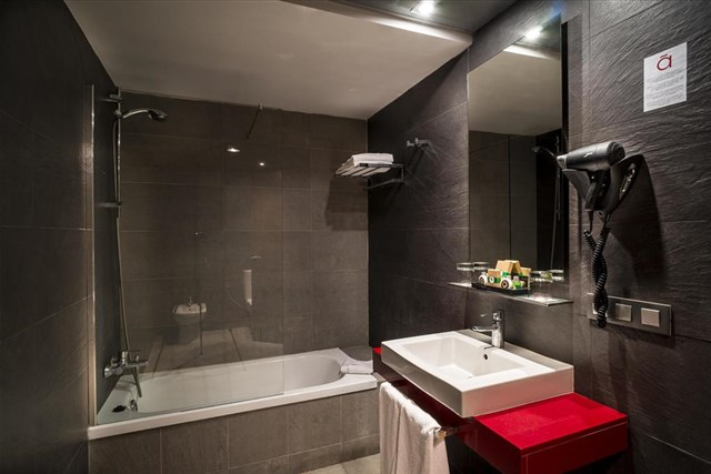 Hotel NAUTIC AND SPA - koupelna dvoulůžkový pokoj výhled moře