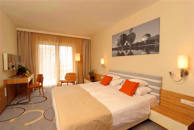 Hotel VELENCE RESORT & SPA - 